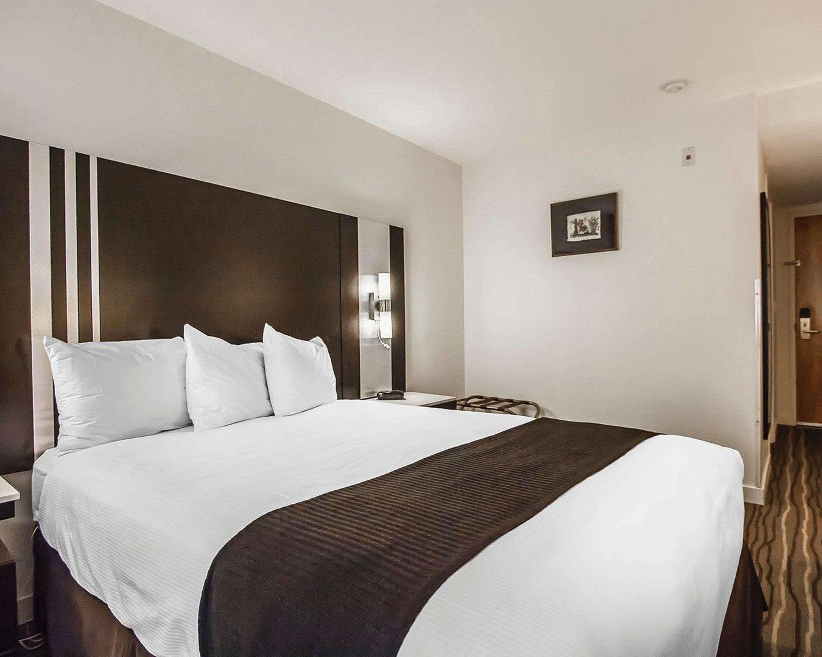 Quality Hotel Airport South Richmond Bagian luar foto